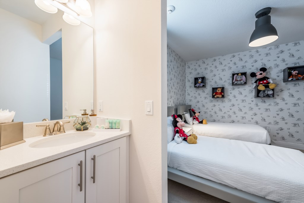 Ensuite-Badezimmer für Kinder neben dem Micky-Maus-Schlafzimmer in Jose Aldos Orlando-Ferienhaus mit 8 Schlafzimmern