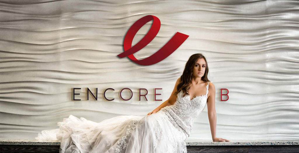 Braut im Hochzeitskleid, das herein aufwirft Encore Clubhaus des Resorts.