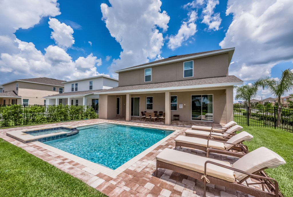 Privater Hinterhof von Jose Aldos 8-Schlafzimmer-Urlaubshaus in Orlando mit Pool, Whirlpool, Sonnenliegen und überdachter Veranda
