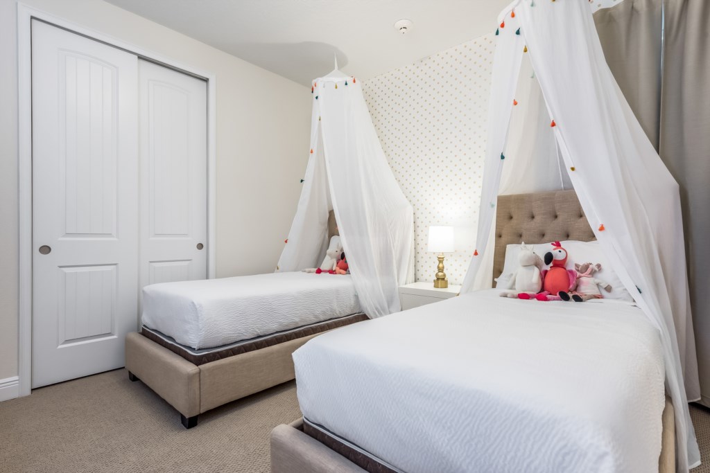Zweibettzimmer mit zwei Einzelbetten mit Baldachin-Vorhängen über den Kopfteilen in Jose Aldos Orlando Vacation Home mit 8 Schlafzimmern
