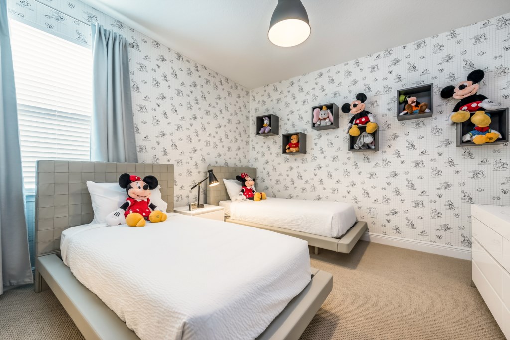 غرفة نوم بطابع ميكي ماوس مع سريرين مفردين في منزل عطلات أورلاندو المكون من 8 غرف نوم في Jose Aldo