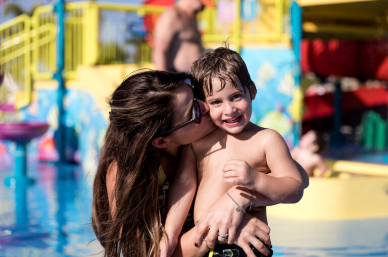 Una madre y su hijo en el Encore Parque acuático del balneario.
