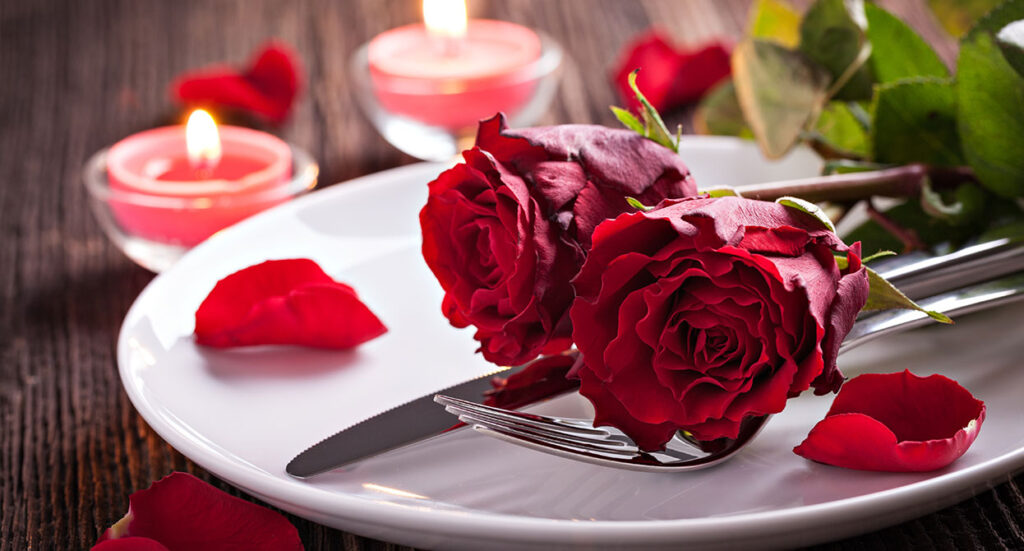 Valentinstag-Rosen auf dem Teller