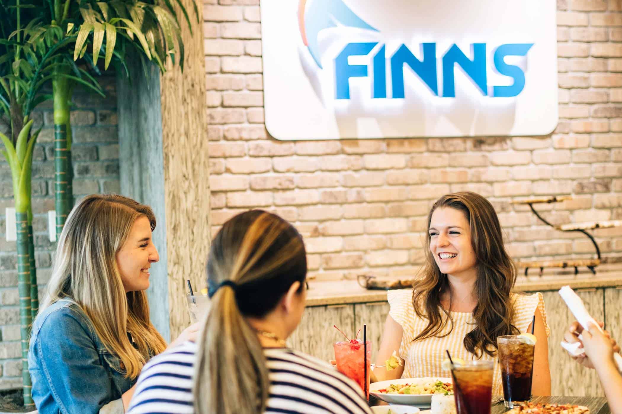 एक समूह भोजन कर रहा है Finns Restaurant.