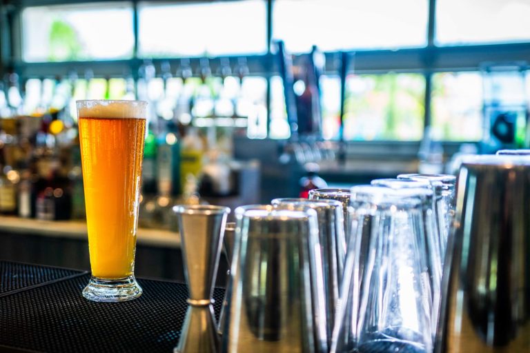 Ein volles Glas Bier auf dem Shark Lounge bar.