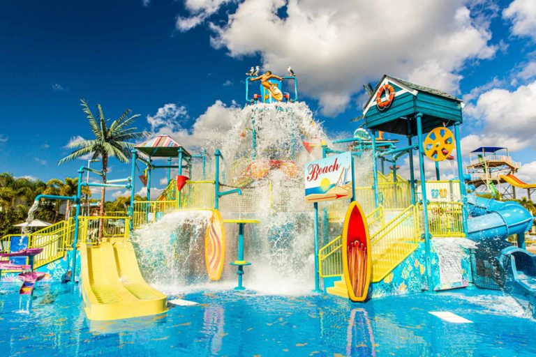 Wasser ergießt sich über den Spritzbereich der Kinder von Surfing Safari Encore Wasserpark des Resorts.