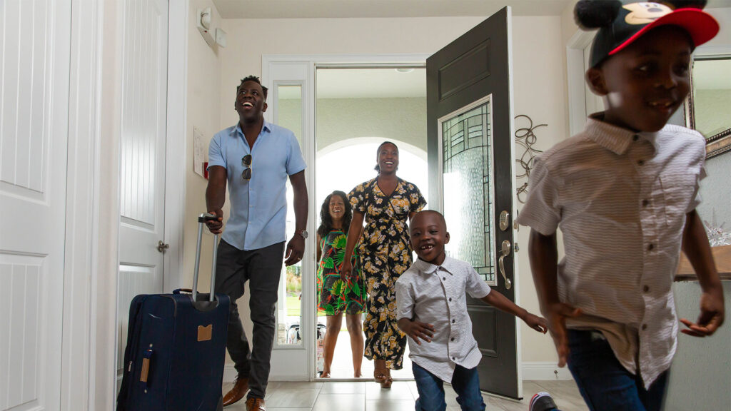 बच्चे उत्साह से उनके अंदर दौड़ते हैं Encore रिज़ॉर्ट निवास के रूप में उनका परिवार उनकी छुट्टी पर आता है।