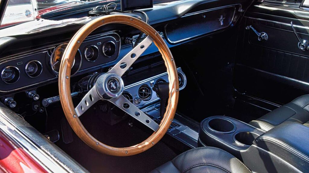 Klassischer Ford Mustang Fahrersitz und Lenkrad.
