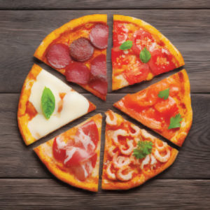 Pizza in 6 Scheiben geschnitten, jede mit einem anderen Belag, einschließlich Peperoni, Pilzen und Alfredo-Sauce.