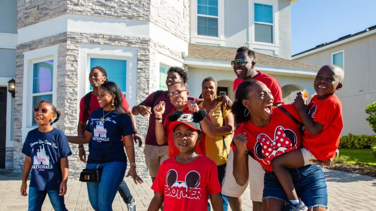 A multigenerational family excitedly arrives at their Encore Resort at Reunion resort residence.