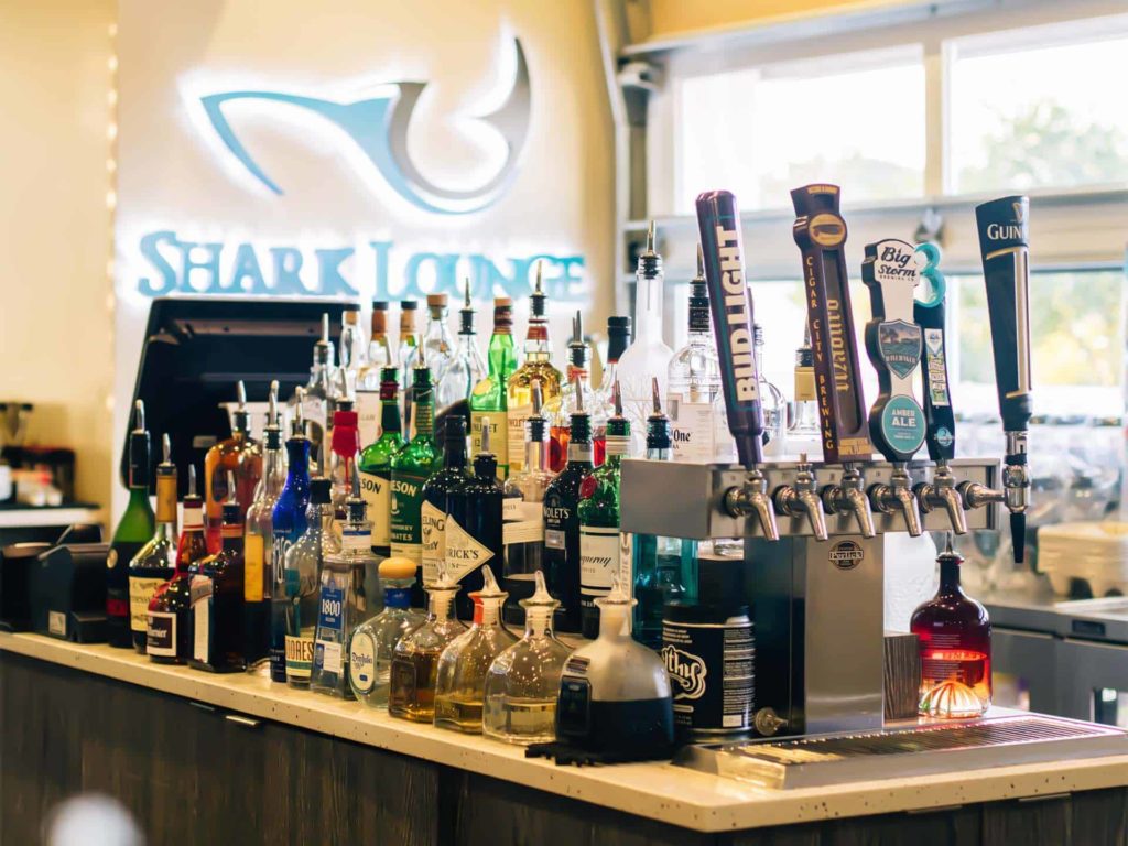 La Shark Lounge bar bordé de bouteilles et de robinets de boissons disponibles.