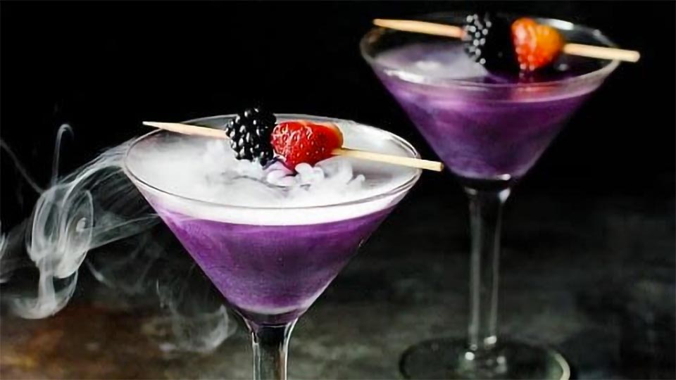 Rauchende, gruselige Cocktails in Martini-Gläsern.