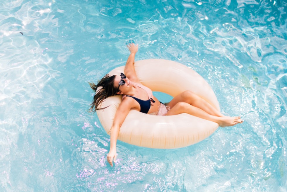 Mulher relaxando em uma boia de piscina.