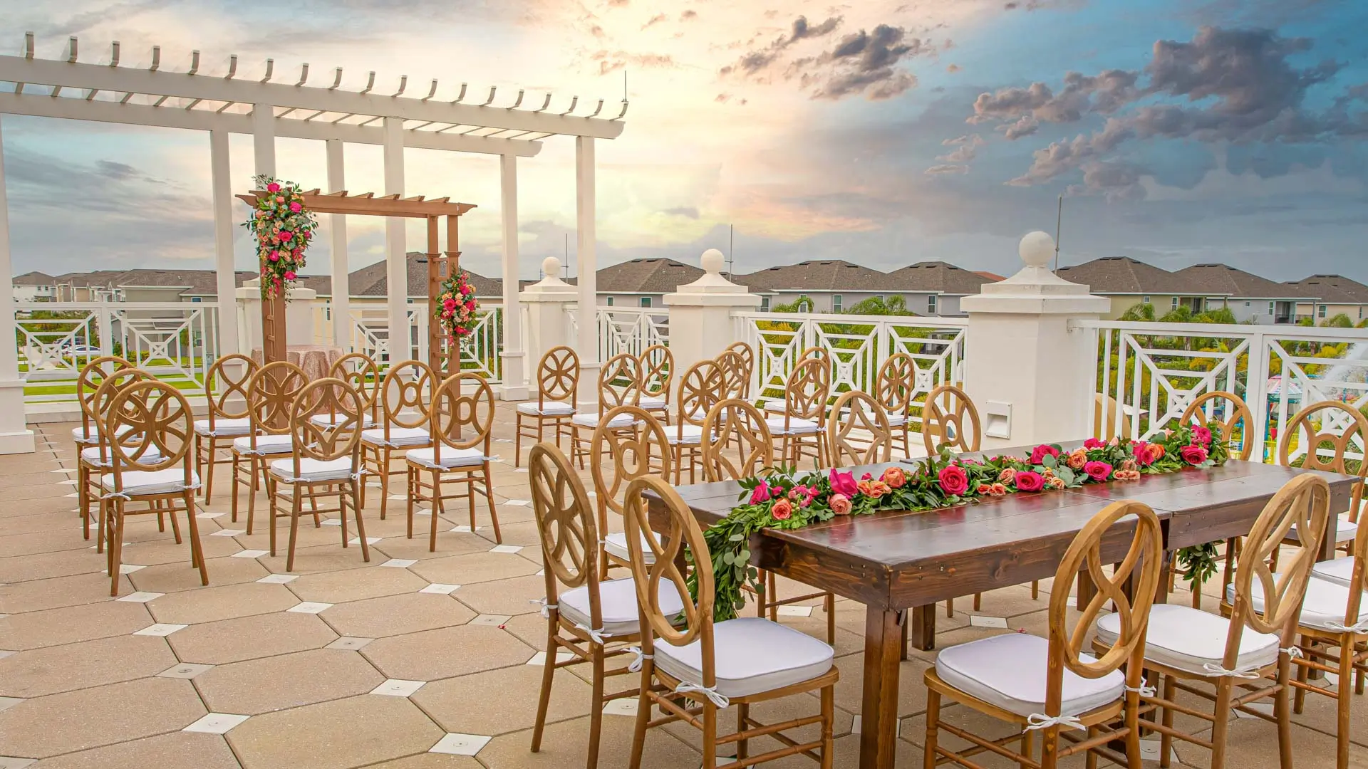 Encoreの屋外クラブハウス テラスは、日没時の結婚式用に装飾されています。