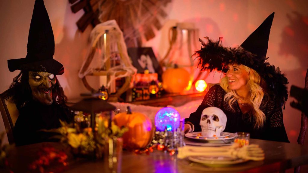 Influencerin Audrey McClelland verkleidet als Hexe in einem Halloween-Thema Encore Resort-Ferienhaus