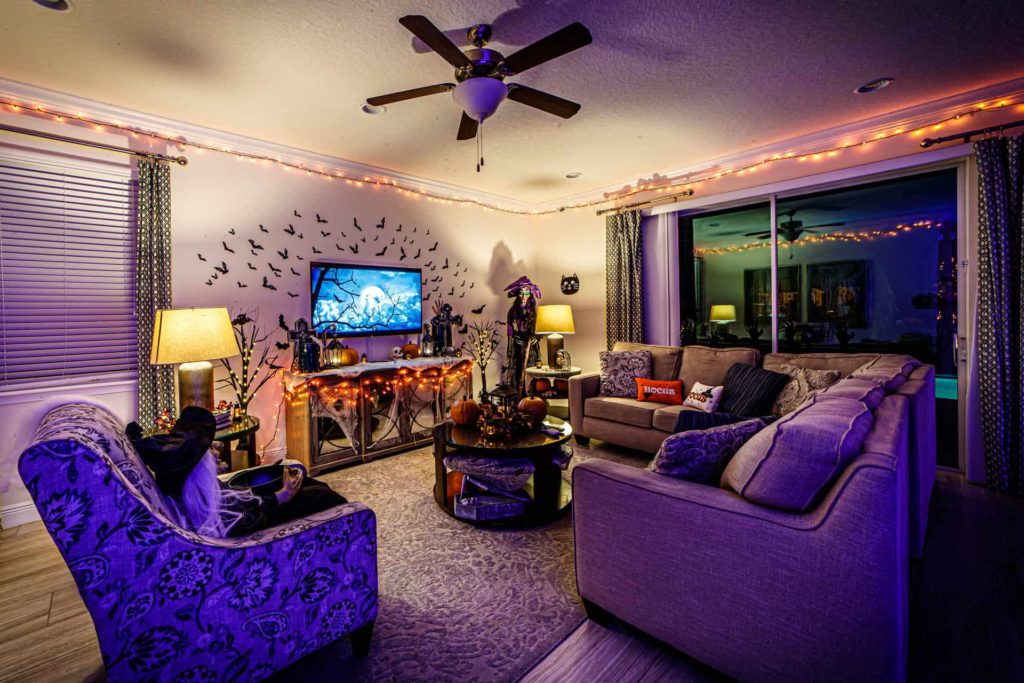 Monster Party Home: Wohnzimmer mit Halloween-Dekorationen und Dekokissen