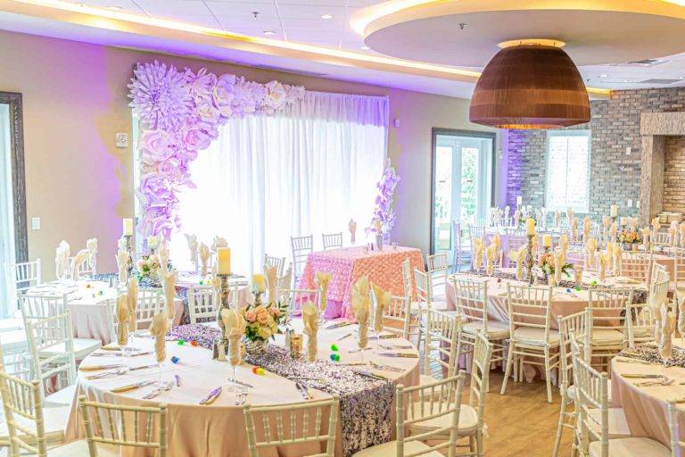 Encore Salle à manger privée du complexe décorée pour une réception de mariage avec une arche fleurie