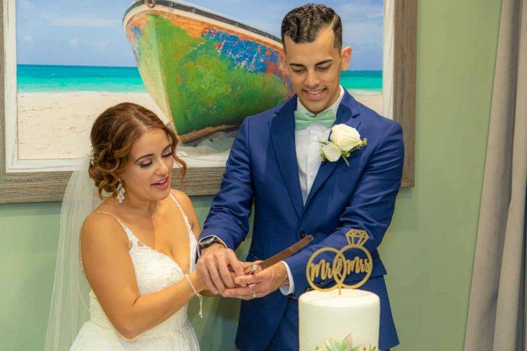 Жених и невеста разрезали свадебный торт в Encore Частная столовая курорта