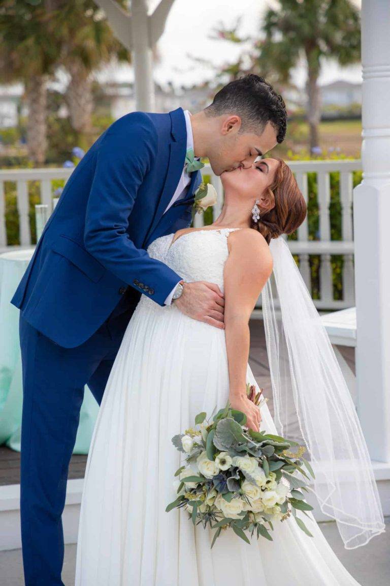 العروس والعريس قبلة في يوم زفافهما في Encore منتجع في ريونيون