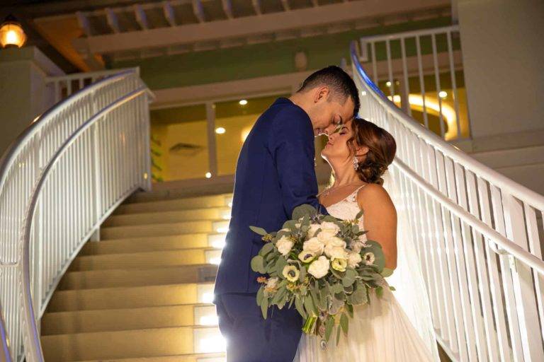 Mariée et marié sur le Encore Escalier extérieur du club de villégiature la nuit