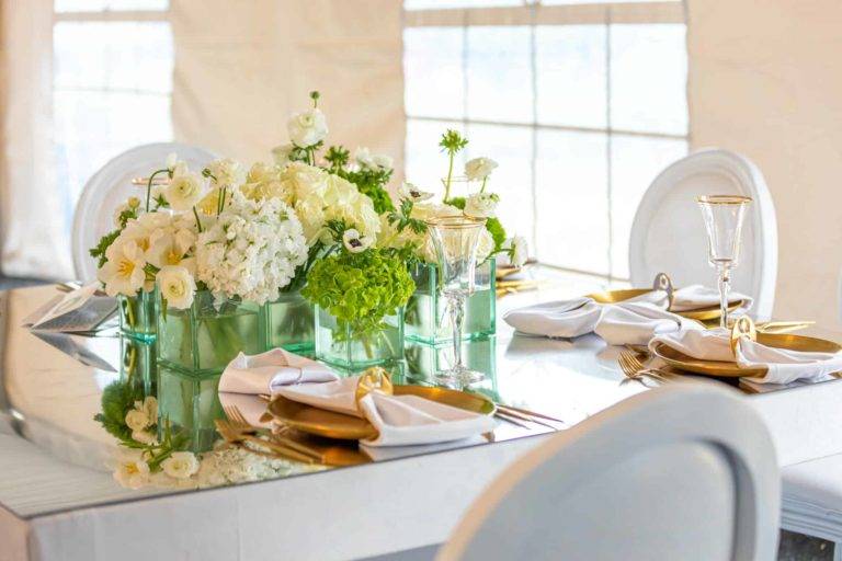 Свадебный стол, украшенный цветами
