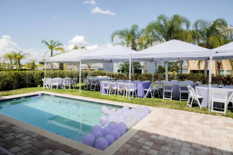 Encore Jardin de la maison de vacances du complexe aménagé pour une réception de mariage avec des ballons dans la piscine