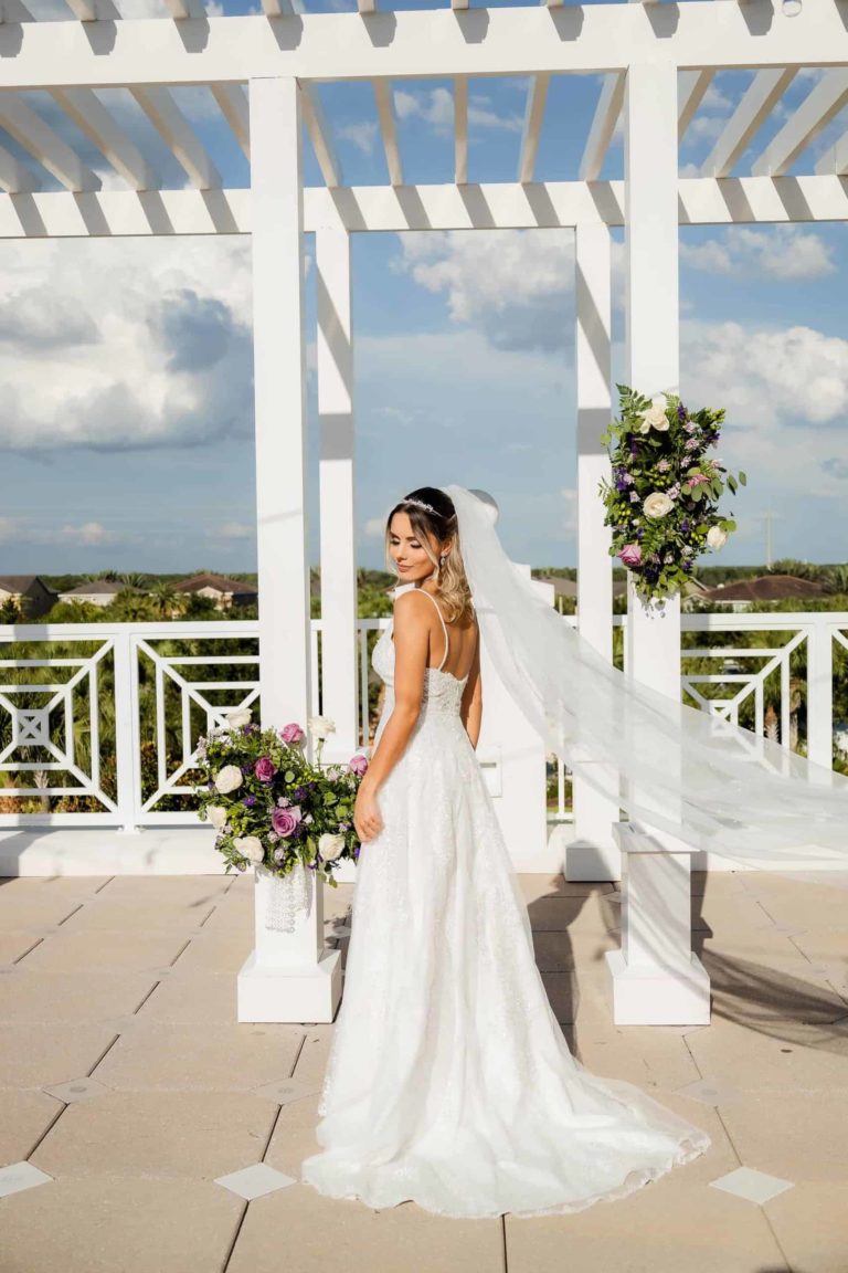 Невеста в свадебном платье на Encore Курорт на террасе Реюньон с видом на аквапарк