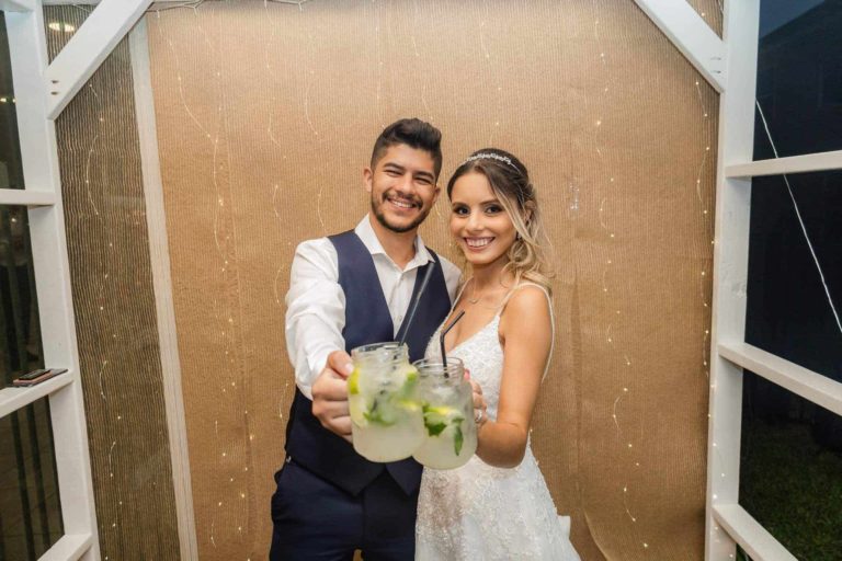 Жених и невеста держат напитки в каменных банках