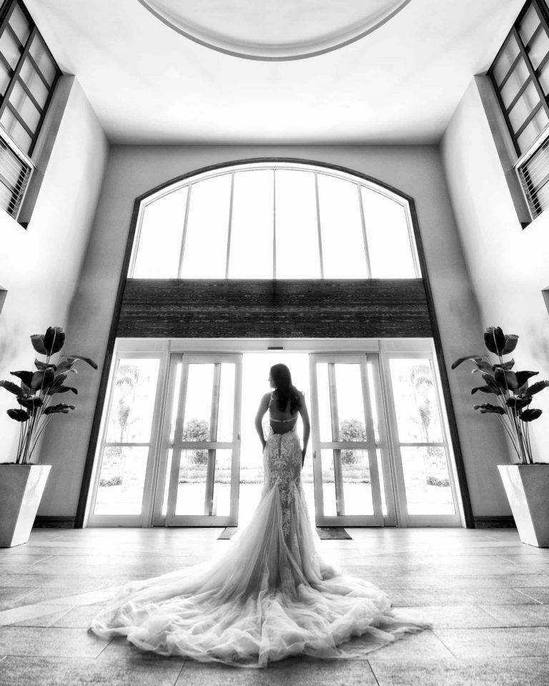 Mariée en robe de mariée posant dans le Encore Club-house de la station.