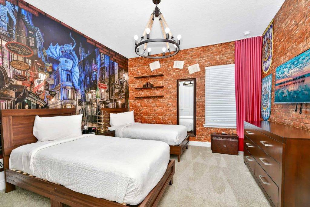 Schlafzimmer 6: Zweibettzimmer im Harry-Potter-Stil mit 2 Einzelbetten und wandmontiertem Fernseher