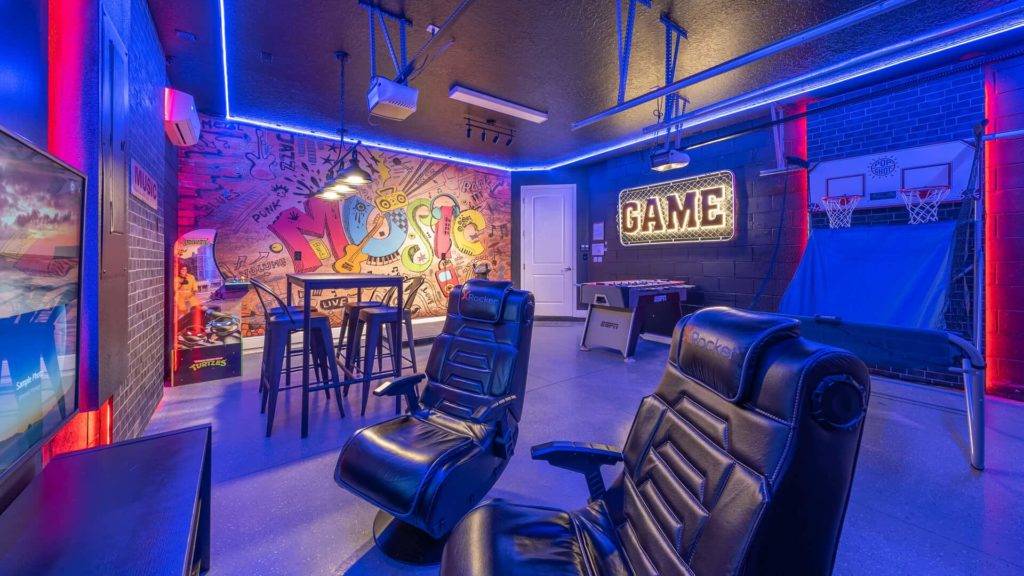 Themen-Spielzimmer mit Musik-Wandkunst, Arcade-Basketball und Gaming-Station