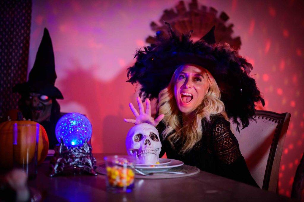 Die Social-Media-Influencerin Audrey McClellan verkleidet sich als Hexe in einem zu Halloween geschmückten Ferienhaus von Stay a Spell Encore Resort.