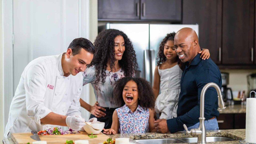 Encore Resort Chef Experience: chef experto que prepara una comida en la casa de vacaciones privada de una familia