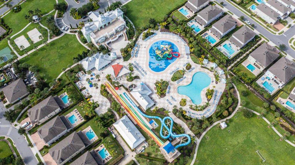 Vogelperspektive von Encore Resort im Reunion Wasserpark, Clubhaus, Sportanlagen und nahegelegenen Ferienhäusern