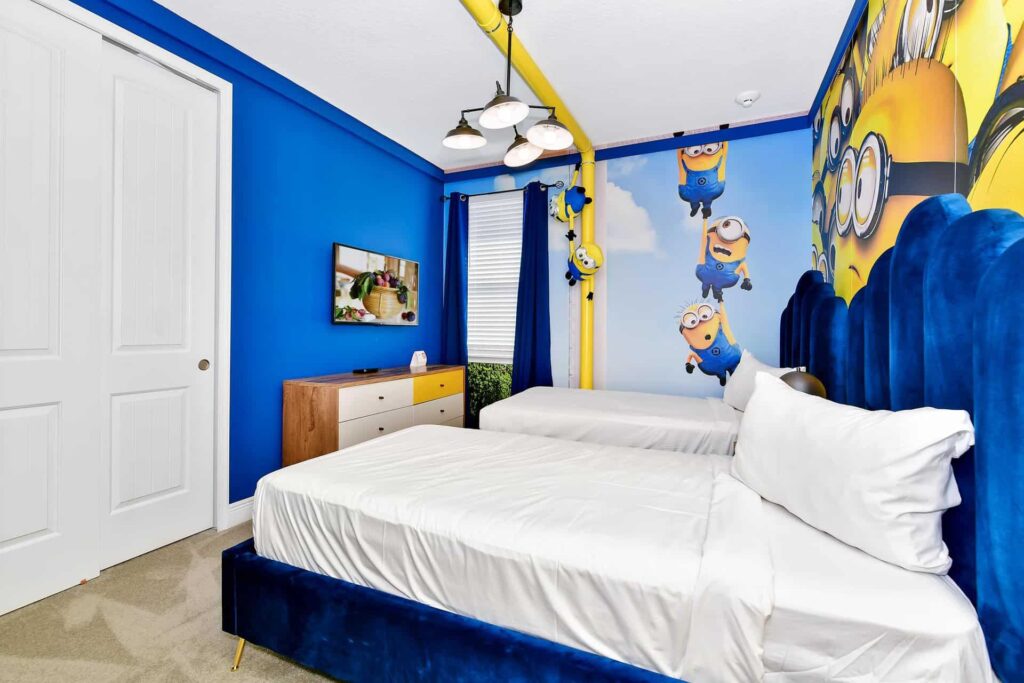Schlafzimmer 4: Minions-Themen-Kinderzimmer mit zwei Einzelbetten und wandmontiertem Fernseher