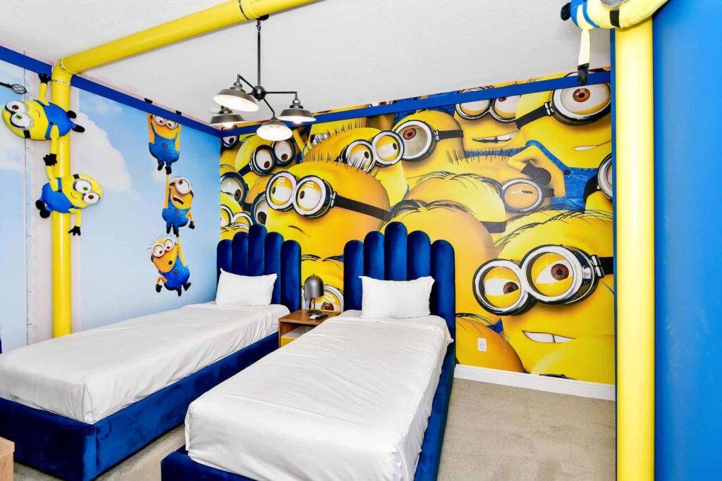 غرفة النوم 4: غرفة الأطفال مع جدارية جدارية Minions وسريرين مفردين