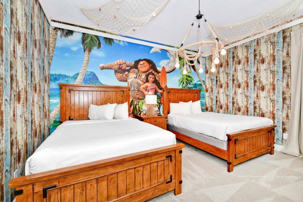 غرفة النوم 5: غرفة بطابع Moana من Disney مع سريرين مزدوجين