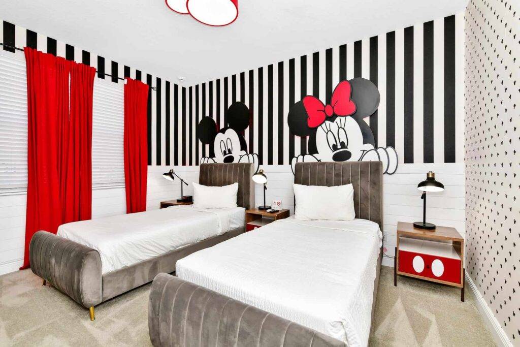 Schlafzimmer 7: Kinderzimmer im Micky-Maus-Stil mit zwei Einzelbetten