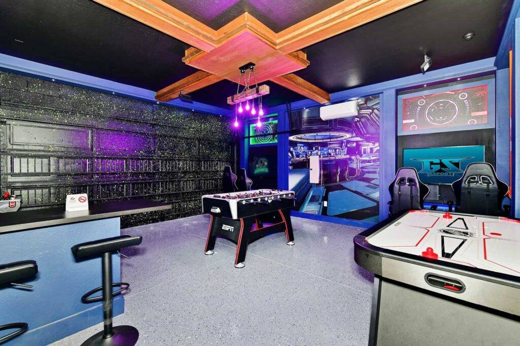 غرفة ألعاب فسيحة في المرآب بها محطات للهوكي الهوائي وفووسبالل وألعاب الفيديو
