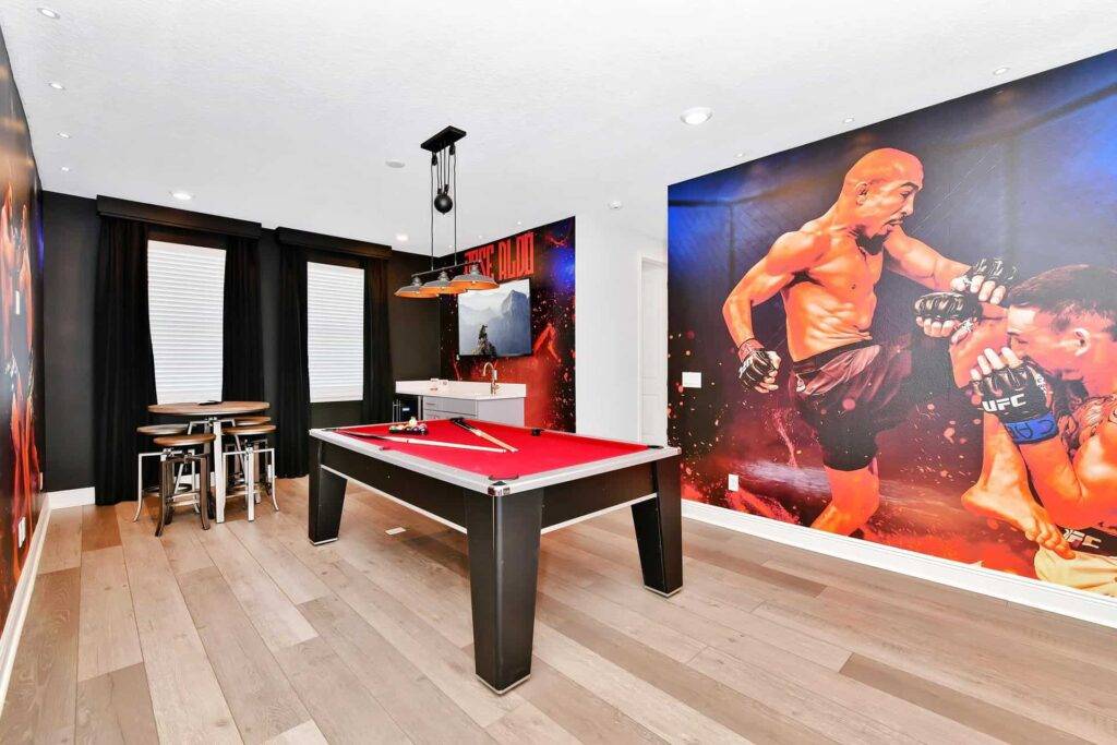Loft im Obergeschoss mit Billardtisch, Wet Bar und Wandbild mit UFC-Kämpfer Jose Aldo