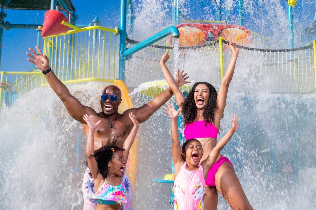 Familia feliz divirtiéndose en el Encore parque acuático del complejo