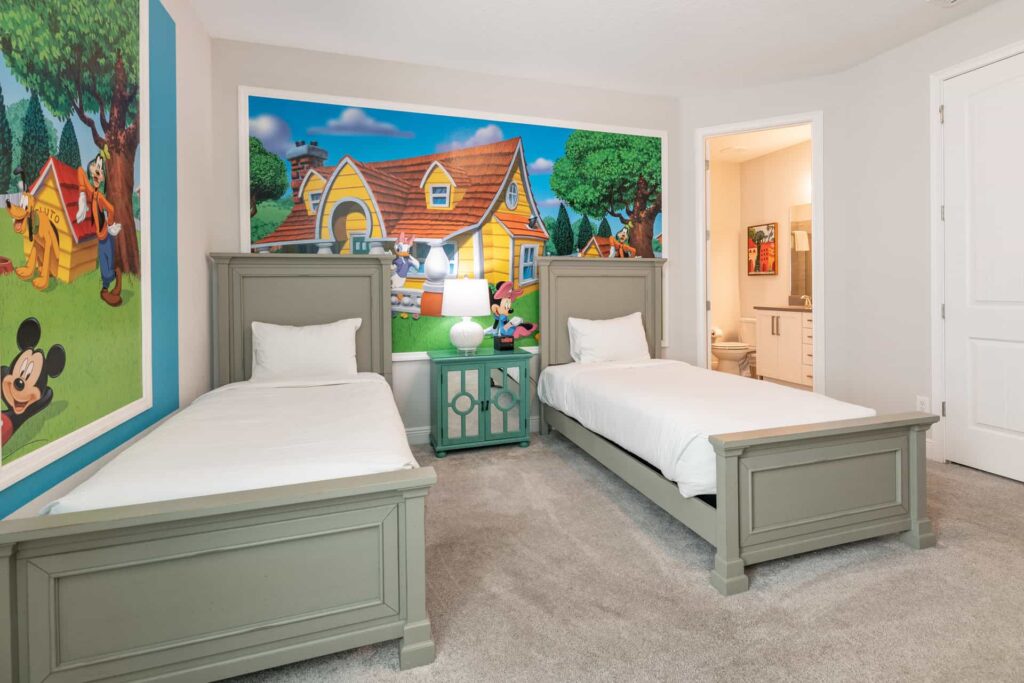 Schlafzimmer 1 mit zwei Einzelbetten und Mickey-Mouse-Wandgemälde