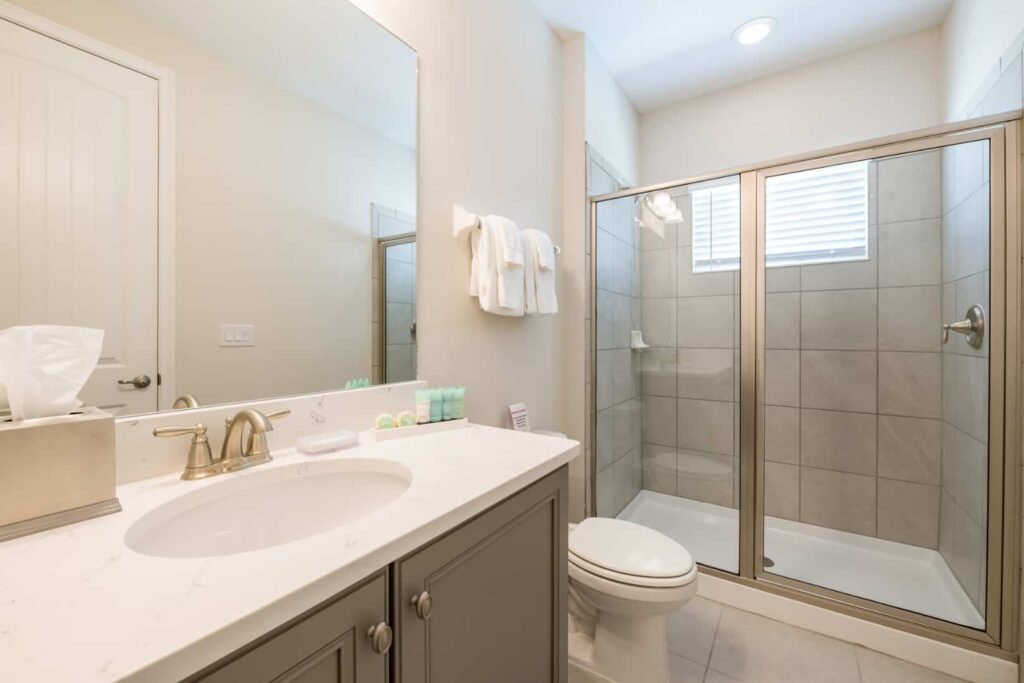 Badezimmer mit Waschbecken und ebenerdiger Dusche: Ferienhaus mit 6 Schlafzimmern