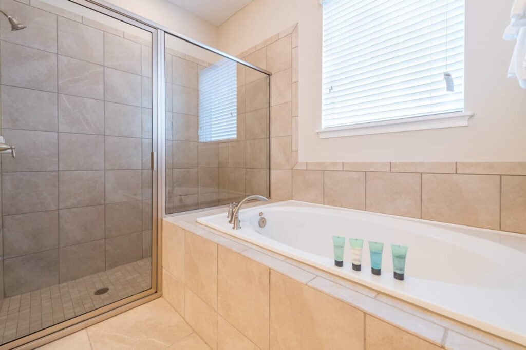 Deluxe-Badezimmer mit ebenerdiger Dusche und separater Badewanne: Ferienhaus mit 7 Schlafzimmern