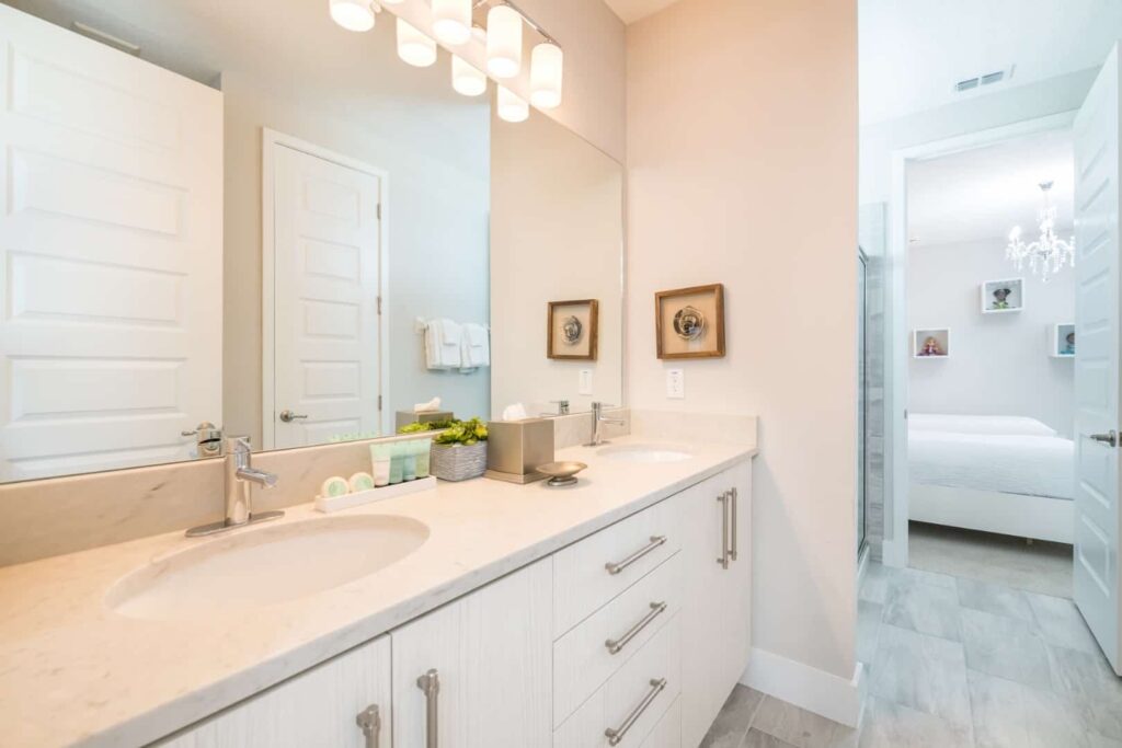 En-suite bathroom with double sinks: 8 Bedroom Vacation Home