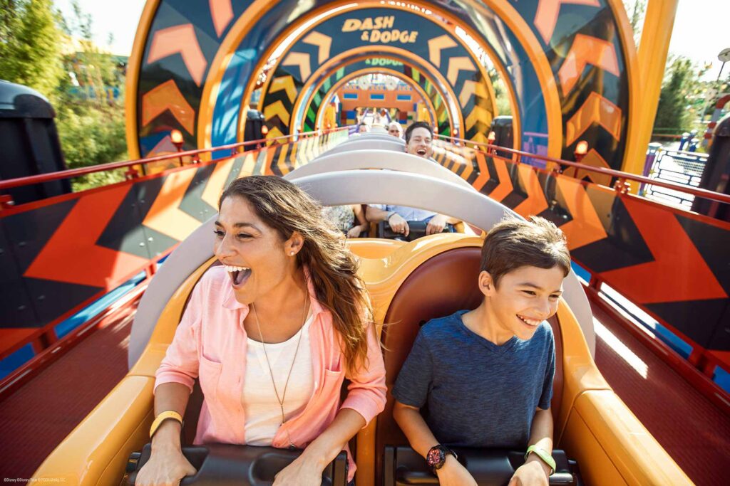 Mutter und Sohn fahren auf der Achterbahn Slinky Dog Dash in den Disney's Hollywood Studios