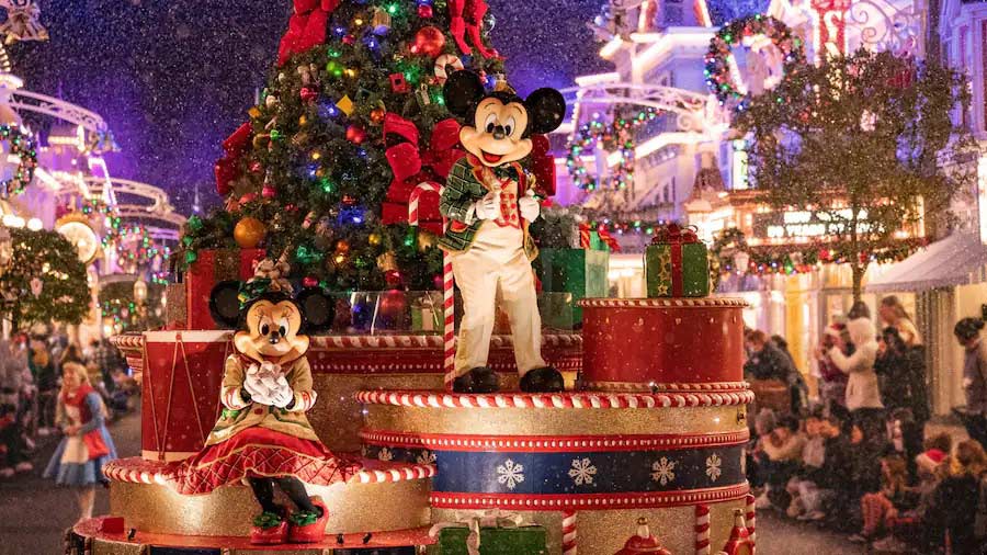 Mickey und Minnie bei der Very Merry Christmas Parade im Magic Kingdom in Orlando, Florida