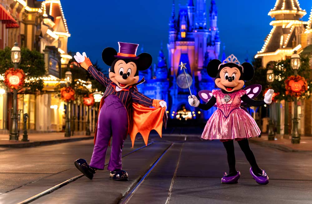 Micky und Minnie Maus bei Mickys nicht so beängstigender Halloween-Party