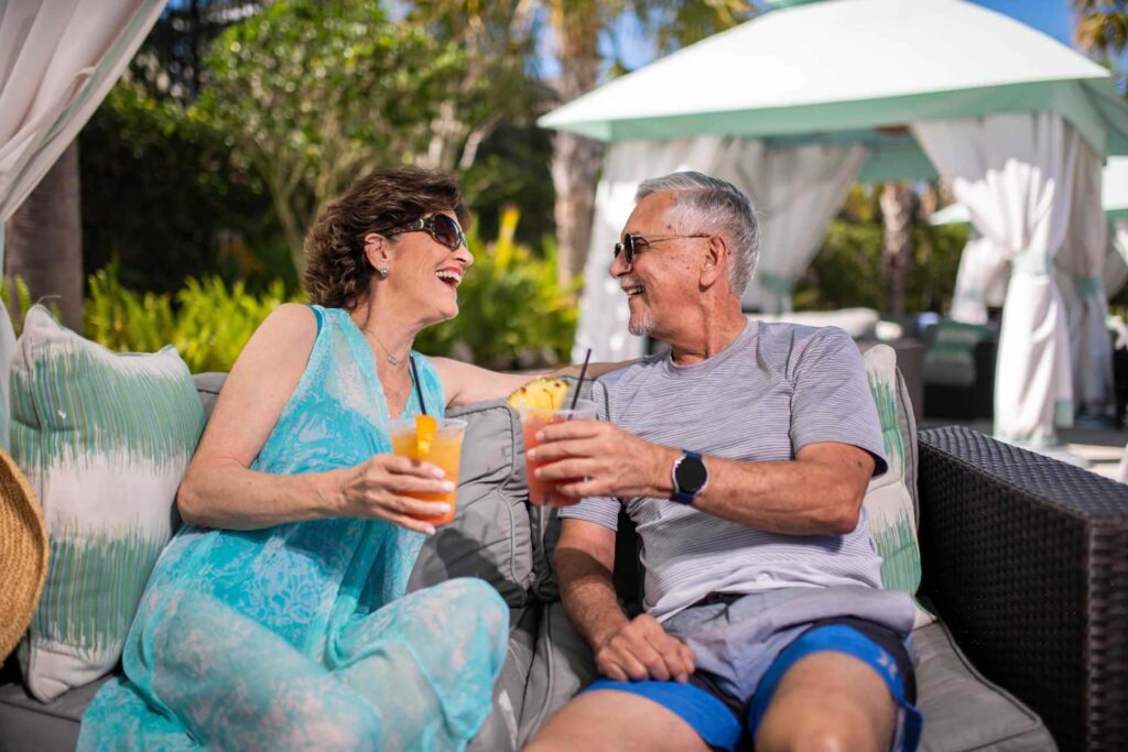 Älteres Paar genießt Cocktails in seiner privaten Cabana im Encore Wasserpark des Resorts