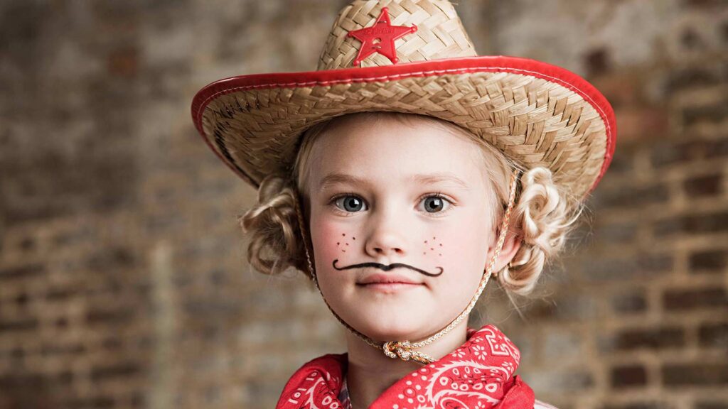 Junges Mädchen in einem Cowgirl-Halloween-Kostüm
